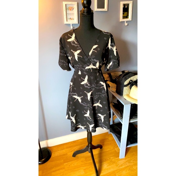 Beautiful ultra feminine low cut dress - Picture 1 of 2